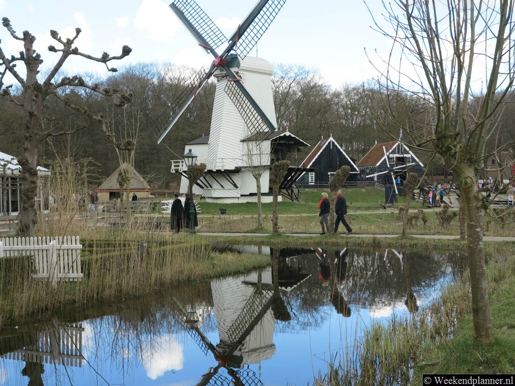 Dit is een 17de-eeuwse houtzaagmolen uit de Zaanstreek. 